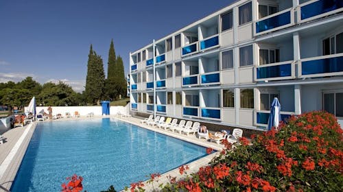 Hotel Plavi Plava Laguna - Družinsko poletje v Poreču, Poreč, Istra, Hrvaška - 885 EUR - 5x nočitev v Classic dvoposteljni sobi z balkonom in dodatnim ležiščem za 2 osebi (1. otrok do 11,99 let in 2. otrok do 4,99 let brezplačno), Polpenzion
