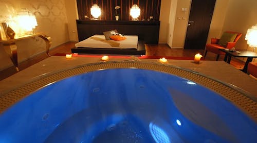 GH Bernardin - Wellness Paradise Spa - Najem VIP suite, Portorož, Slovenija - 128 EUR - 2-urni najem prostora z zeliščno-finsko savno za 2 osebi, Uporaba hidromasažnega bazena in prostora za počivanje