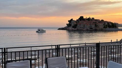 Hotel California by Aycon - Jesen na ekskluzivni lokaciji, Sveti Stefan, Črna gora - 479 EUR - 3x nočitev v dvoposteljni Superior sobi s pogledom na goro za 2 osebi, Zajtrk