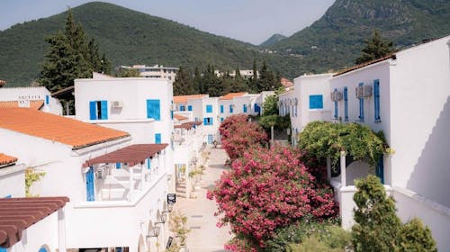 Hotel Slovenska plaža - Začetek in konec poletja v Budvi, Budva, Črna gora - 349 EUR - 2x nočitev v Standard dvoposteljni sobi z dodatnim ležiščem in balkonom za 3 osebe, Polpenzion (samopostrežni zajtrk in večerja)