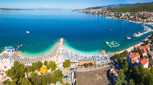 Hotel Selce - Poletne počitnice tik ob obali, Selce, Hrvaška - 1379 EUR - 7x nočitev v dvoposteljni sobi v mansardi za 2 osebi (1 otrok do 6,99 let brezplačno), Polpenzion