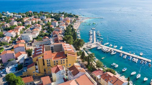 Hotel Selce - Poletne počitnice tik ob obali, Selce, Hrvaška - 1203 EUR - 7x nočitev v dvoposteljni sobi v mansardi za 2 osebi (1 otrok do 6,99 let brezplačno), Polpenzion