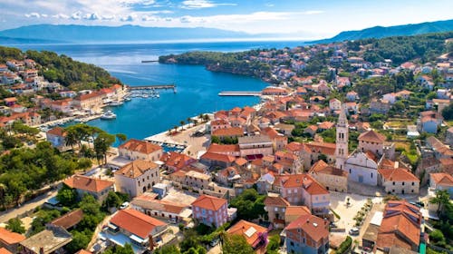 Hotel Hvar - All inclusive pomlad na Hvaru, Jelsa, otok Hvar, Dalmacija, Hrvaška - 635 EUR - 5x nočitev v dvoposteljni Comfort sobi z dodatnim ležiščem in balkonom (stran park) za 2 osebi (1. otrok do 11,99 let in 2. otrok do 2,99 let brezplačno), All Inclusive