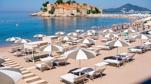Hotel California by Aycon - Poletje na ekskluzivni lokaciji, Sveti Stefan, Črna gora - 893 EUR - 3x nočitev v dvoposteljni Superior sobi s pogledom na goro za 2 osebi, Zajtrk