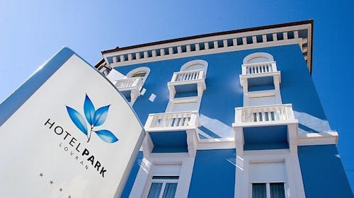 Hotel Park - First minute pomlad in jesen v Lovranu, Lovran, Hrvaška - 198 EUR - 2x nočitev v dvoposteljni Standard sobi za 2 osebi (1. otrok do 13,99 let in 2. otrok do 2,99 let bivata brezplačno), Polpenzion (zajtrk in večerja)