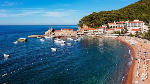 Hotel Riva by Aycon - Družinsko poletje v Petrovcu, Petrovac, Črna gora - 1473 EUR - 7x nočitev v dvoposteljni Standard sobi s pogledom na atrij ali pogledom na gore za 2 osebi (1 otrok do 11,99 let brezplačno), Zajtrk