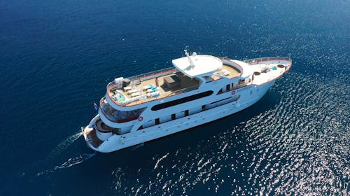 4-dnevno mini križarjenje po Jadranu - Odhod iz Splita - MS San Spirito, Split, Dalmacija, Hrvaška - 499 EUR - 4-dnevno križarjenje z ladjo po ruti: Split – Hvar – Biševo – Vis – Milna – Split, 3x nočitev v dvoposteljni kabini spodnja paluba (klima in zasebna kopalnica) na ladji MS San Spirito Deluxe kategorije (dolžina 40 m) za 1 osebo