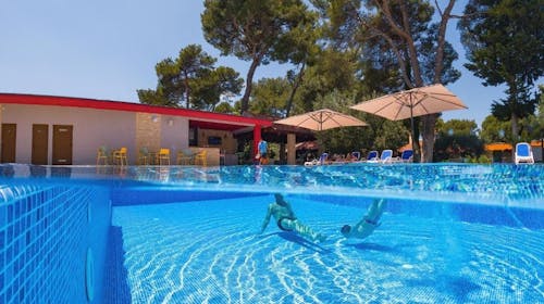 Mediteranska vas San Antonio - Začetek in konec poletja v Dalmaciji, Biograd na Moru, Dalmacija, Hrvaška - 284 EUR - 2x nočitev v dvoposteljni sobi s teraso za 2 osebi, Polpenzion