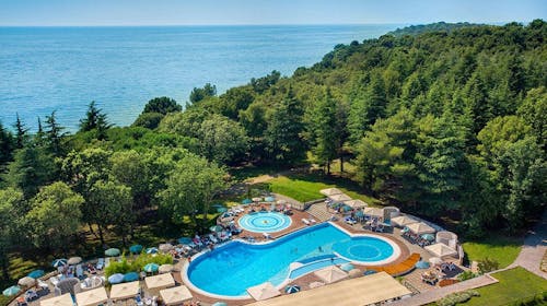 Rubin Sunny Hotel by Valamar - Poletje v dvoje v Poreču, Poreč, Istra, Hrvaška - 283 EUR - 2x nočitev v Soba za 2 morska stran za 2 osebi, Polpenzion (podaljšan zajtrk in zgodnje kosilo od 8. do 14. ure z brezalkoholnimi pijačami)