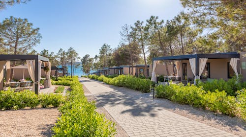 Aminess Style Camping Avalona Resort - Poletje v 5-zvezdičnem kampu na Pagu, Povljana, otok Pag, Dalmacija, Hrvaška - 2609 EUR - 7x nočitev v Premium Holiday Home za do 6 oseb (4 odrasle osebe in 2 otroka do 11,99 let), Uporaba relax bazena in vodnega parka za otroke in odrasle