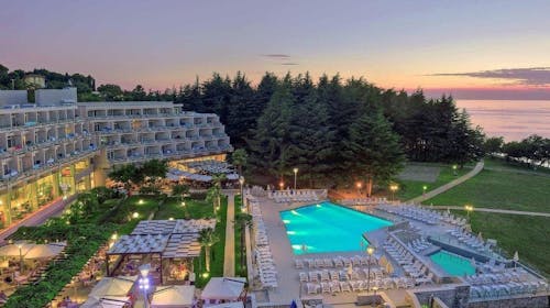 Hotel Mediteran Plava Laguna - Družinsko poletje v Poreču, Poreč, Istra, Hrvaška - 1049 EUR - 5x nočitev v dvoposteljni Classic sobi z dodatnim ležiščem in balkonom za 2 osebi (1. otrok do 11,99 let in 2. otrok do 4,99 let brezplačno), Polpenzion