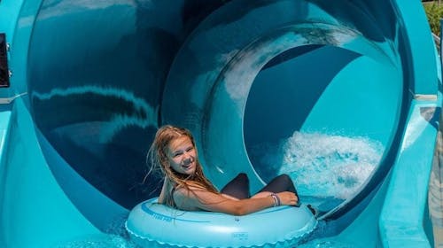 Aquapark Aquacolors - Celodnevna vstopnica za otroke - Junij in september, Poreč, Istra, Hrvaška - 29 EUR - 1x celodnevna vstopnica za osebe od 100 cm do 120 cm, Uporaba atrakcij in bazena vodnega parka Aquacolors