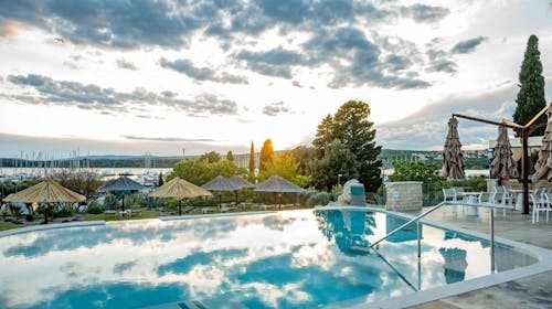 Hotel Kanajt - Pomladno wellness razvajanje na Krku, Punat, otok Krk, Hrvaška - 149,50 EUR - 1x nočitev v dvoposteljni Standard sobi s pogledom na park za 2 osebi, Bogat samopostrežni zajtrk