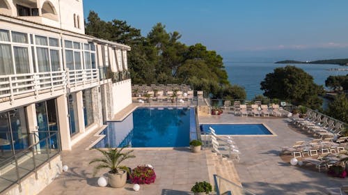 Hotel Malin - Wellness pozdrav poletju ob morju na Krku - Suita z balkonom ali s teraso, Malinska, otok Krk, Hrvaška - 466 EUR - 2x nočitev v Suiti z balkonom ali s teraso za 2 osebi (2 otroka do 11,99 let brezplačno), Polpenzion