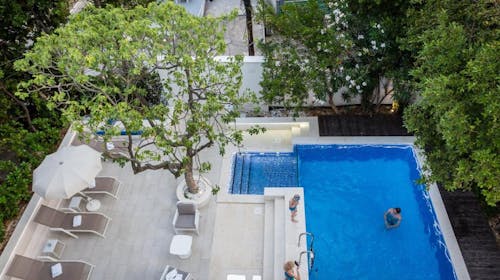 Villa Katarina - Spomladanski oddih v enosobnem apartmaju v Makarski, Makarska, Makarska riviera, Dalmacija, Hrvaška - 125 EUR - 2x nočitev v enosobnem apartmaju s pogledom na bazen za 2 osebi (1 otrok do 11,99 let brezplačno), Uporaba zunanjega ogrevanega bazena ter dvorišča z ležalniki in senčniki