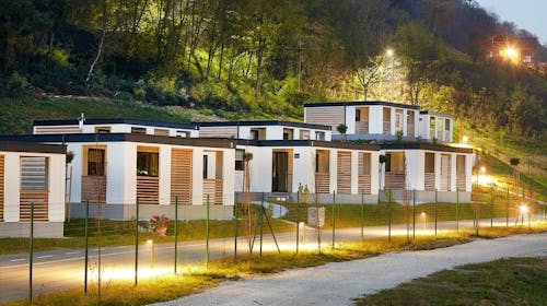 Kamp Terme Jezerčica - Spomladansko sproščanje v mobilnih hiškah med tednom , Donja Stubica, Hrvaška - 244 EUR - 2x nočitev v mobilni hiški "Exclusive 4+2" za 2 osebi (2 otroka do 4,99 let brezplačno), Neomejena uporaba notranjih in zunanjih bazenov