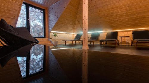 Kozjanski dvor - Romantičen wellness oddih s kopanjem v Termah Olimia in vključeno masažo za par, Kozje, Slovenija - 359 EUR - 2x nočitev v udobni sobi hotela Kozjanski dvor za 2 osebi, Polpenzion