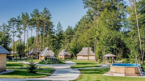 Slovenia Eco Resort - Glamping hiška, Stahovica, Kamnik, Slovenija - 90 EUR - 1x nočitev v leseni Glamping hiški Eco Resorta (skupna kuhinja in toaletni prostori) za 2 osebi, 1-urna uporaba zasebne finske savne