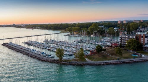 Hotel Sirály - Oddih ob Blatnem jezeru, Balatonelle, Madžarska - 484 EUR - 4x nočitev v dvoposteljni sobi za 2 osebi, Zajtrk