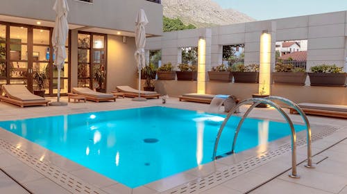 Hotel Nestos - Last minute bogati paket razvajanja na omiški rivijeri, Omiš, Dalmacija, Hrvaška - 229 EUR - 2x nočitev v Superior dvoposteljni sobi z dodatnim ležiščem in balkonom za 2 osebi (otrok do 4,99 let in otrok do 6,99 let brezplačno), Polpenzion