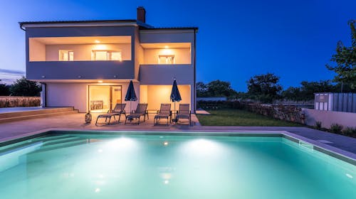 Villa Campi Dalmatia - Oddih v luksuzni villi z bazenom v Zadru, Galovac, Zadar, Hrvaška - 4125 EUR - 7x nočitev v luksuzni villi z bazenom za 10 oseb, Uporaba zasebnega ogrevanega bazena z ležalniki