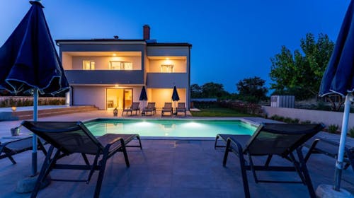 Villa Campi Dalmatia - Oddih v luksuzni villi z bazenom v Zadru, Galovac, Zadar, Hrvaška - 1879 EUR - 4x nočitev v luksuzni villi z bazenom za 10 oseb, Uporaba zasebnega ogrevanega bazena z ležalniki