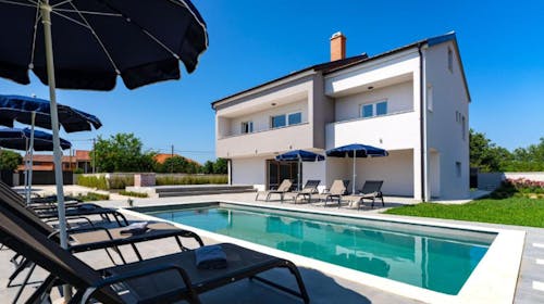 Villa Campi Dalmatia - Oddih v luksuzni villi z bazenom v Zadru, Galovac, Zadar, Hrvaška - 2359 EUR - 4x nočitev v luksuzni villi z bazenom za 10 oseb, Uporaba zasebnega ogrevanega bazena z ležalniki