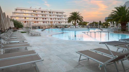 Hotel Olympia - Začetek poletja v Vodicah - Junior suite, Vodice, Dalmacija, Hrvaška - 1290 EUR - 5x nočitev v Junior Suite za 2 osebi (2 otroka do 17,99 let brezplačno), Polpenzion