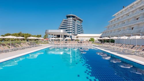 Hotel Olympia - Začetek poletja v Vodicah - Junior suite, Vodice, Dalmacija, Hrvaška - 774 EUR - 3x nočitev v Junior Suite za 2 osebi (2 otroka do 17,99 let brezplačno), Polpenzion