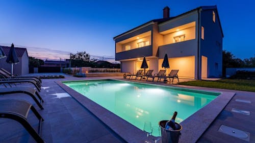 Villa Campi Dalmatia - Oddih v luksuzni villi z bazenom v Zadru, Galovac, Zadar, Hrvaška - 1409 EUR - 3x nočitev v luksuzni villi z bazenom za 10 oseb, Uporaba zasebnega ogrevanega bazena z ležalniki