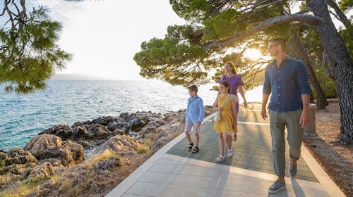 Bluesun hotel Soline - Družinski pozdrav poletju v Breli, Brela, Makarska riviera, Dalmacija, Hrvaška - 795 EUR - 3x nočitev v dvoposteljni Superior sobi z balkonom (morska stran) za 2 osebi (2 otroka do 11,99 let in 1 otrok do 2,99 let brezplačno), Polpenzion