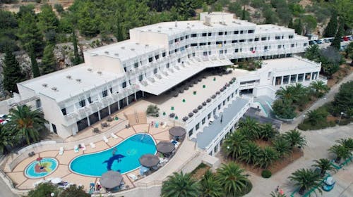 Adria All Inclusive Hotel - All inclusive počitnice na Korčuli , Vela Luka, Korčula, Dalmacija, Hrvaška - 647 EUR - 5x nočitev v sobi s pogledom na park za 2 osebi (1 otrok do 6,99 let brezplačno), All inclusive (zajtrk, kosilo, večerja, pijača ob obrokih, coffee time, izbira pijač v aperitiv baru)