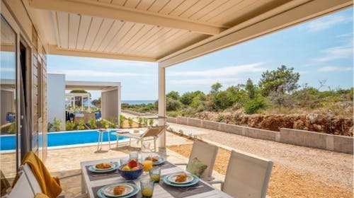Terra Park Phalaris - Začetek poletja v popolnem kampu - Pinus Holiday Home z bazenom, Novalja, Pag, Dalmacija, Hrvaška - 359 EUR - 2x nočitev v Pinus Holiday Home z bazenom za do 5 oseb (4 odrasle osebe in 1 otrok do 11,99 let), Uporaba zasebnega ogrevanega bazena