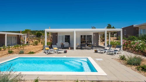 Terra Park Phalaris - Začetek poletja v popolnem kampu - Pinus Deluxe Holiday Home z bazenom, Novalja, Pag, Dalmacija, Hrvaška - 499 EUR - 2x nočitev v Pinus Deluxe Holiday Home z bazenom za do 6 oseb (5 odraslih oseb in 1 otrok do 11,99 let), Uporaba zasebnega ogrevanega bazena