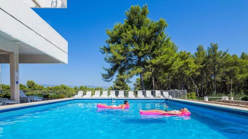 Hotel Hvar - All inclusive poletje na Hvaru, Jelsa, otok Hvar, Dalmacija, Hrvaška - 450 EUR - 2x nočitev v dvoposteljni Comfort sobi z dodatnim ležiščem in balkonom (morska stran) za 2 osebi (1. otrok do 11,99 let in 2. otrok do 2,99 let brezplačno), All Inclusive z vključeno pijačo ob obrokih