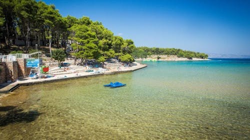 Hotel Hvar - All inclusive poletje na Hvaru, Jelsa, otok Hvar, Dalmacija, Hrvaška - 1125 EUR - 5x nočitev v dvoposteljni Comfort sobi z dodatnim ležiščem in balkonom (morska stran) za 2 osebi (1. otrok do 11,99 let in 2. otrok do 2,99 let brezplačno), All Inclusive z vključeno pijačo ob obrokih
