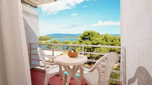 Hotel Hvar - All inclusive konec poletja na Hvaru, Jelsa, otok Hvar, Dalmacija, Hrvaška - 456 EUR - 3x nočitev v dvoposteljni Comfort sobi z dodatnim ležiščem in balkonom (morska stran) za 2 osebi (1. otrok do 11,99 let in 2. otrok do 2,99 let brezplačno), All Inclusive z vključeno pijačo ob obrokih