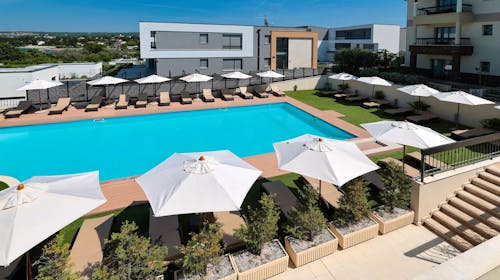 Blue Waves Resort - Last minute družinski paket razvajanja - Family Junior Suite, Malinska, otok Krk, Hrvaška - 460 EUR - 2x nočitev v Family Junior Suite z balkonom za 2 osebi (2 otroka do 13 let brezplačno), Polpenzion (zajtrk in večerja)