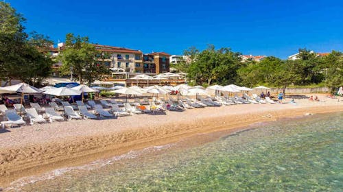 Blue Waves Resort - Last minute romantično razvajanje na Krku, Malinska, otok Krk, Hrvaška - 320 EUR - 2x nočitev v dvoposteljni Standard sobi za 2 osebi, Polpenzion (zajtrk in večerja)