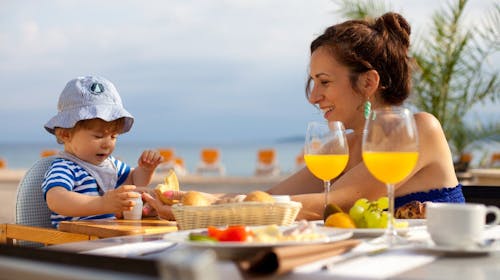 Blue Waves Resort - Last minute družinski paket razvajanja - Family Junior Suite, Malinska, otok Krk, Hrvaška - 380 EUR - 2x nočitev v Family Junior Suite s pogledom na morje za 2 osebi (1 otrok do 13 let brezplačno), Polpenzion (zajtrk in večerja)