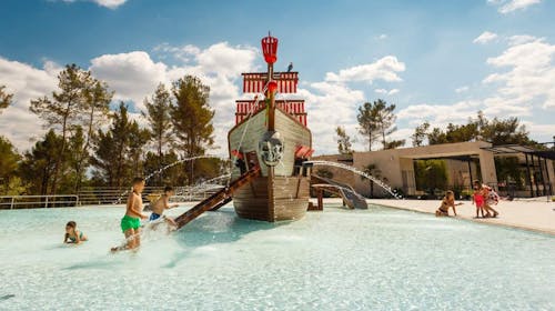 Santa Marina Camping - Družinsko poletje, Poreč, Istra, Hrvaška - 650 EUR - 5x nočitev v Premium Comfort mobilni hiški za do 4 osebe (2 otroka do 11,99 let brezplačno), Posteljnina in brisače