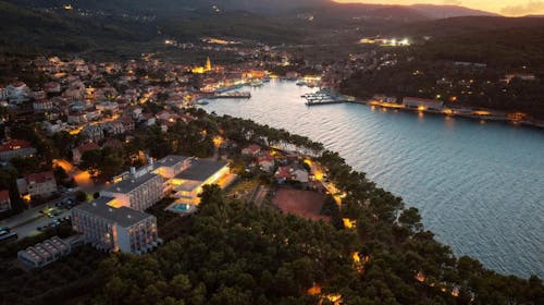 Hotel Hvar - All inclusive konec poletja na Hvaru, Jelsa, otok Hvar, Dalmacija, Hrvaška - 304 EUR - 2x nočitev v dvoposteljni Comfort sobi z dodatnim ležiščem in balkonom (morska stran) za 2 osebi (1. otrok do 11,99 let in 2. otrok do 2,99 let brezplačno), All Inclusive z vključeno pijačo ob obrokih