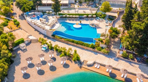 Aminess Vival Port9 Resort - Družinski konec poletja na Korčuli, Korčula, Dalmacija, Hrvaška - 251 EUR - 2x nočitev v dvoposteljni Superior sobi z balkonom stran park za 2 osebi (1 otrok do 9,99 let brezplačno), Polpenzion