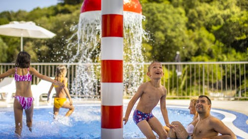 Aminess Vival Port9 Resort - Družinsko poletje na Korčuli, Korčula, Dalmacija, Hrvaška - 315 EUR - 2x nočitev v dvoposteljni Superior sobi z balkonom stran park za 2 osebi (1 otrok do 9,99 let brezplačno), Polpenzion