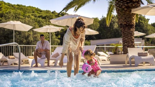Aminess Vival Port9 Resort - Družinski začetek poletja na Korčuli, Korčula, Dalmacija, Hrvaška - 283 EUR - 2x nočitev v dvoposteljni Superior sobi z balkonom stran park za 2 osebi (1 otrok do 9,99 let brezplačno), Polpenzion