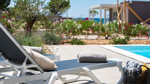 Terra Park Phalaris - Družinsko poletje v popolnem kampu - Pinus Deluxe Holiday Home z bazenom, Novalja, Pag, Dalmacija, Hrvaška - 569 EUR - 2x nočitev v Pinus Deluxe Holiday Home z bazenom za do 6 oseb (5 odraslih oseb in 1 otrok do 11,99 let), Uporaba zasebnega ogrevanega bazena