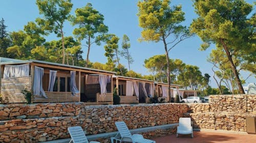 Mobilne hiške Bunja Boutique Camping - Pomlad na Braču, Supetar, otok Brač, Dalmacija, Hrvaška - 123 EUR - 3x nočitev v Premium mobilni hiški (4+2) za do 6 oseb (4 odrasle osebe in 2 otroka do 11,99 let), Uporaba posteljnine in brisač