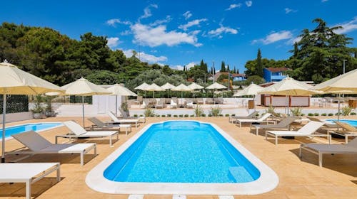 Apartmaji Medena - Pomlad s polpenzionom v čudovitem Trogirju, Donji Seget, Trogir, Dalmacija, Hrvaška - 248 EUR - 2x nočitev v Superior apartmaju A (2+1) za 2 odrasli osebi (1 otrok do 11,99 let brezplačno), Polpenzion