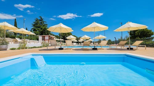Apartmaji Medena - Pomlad s polpenzionom v čudovitem Trogirju, Donji Seget, Trogir, Dalmacija, Hrvaška - 278 EUR - 2x nočitev v Superior seaside apartmaju A (2+1) za 2 odrasli osebi (1 otrok do 11,99 let brezplačno), Polpenzion