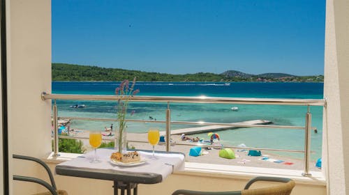 Hotel Duje - Pomlad s pogledom na morje, Vodice, Dalmacija, Hrvaška - 199 EUR - 2x nočitev v dvoposteljni sobi z balkonom in pogledom na morje za 2 osebi, Polpenzion